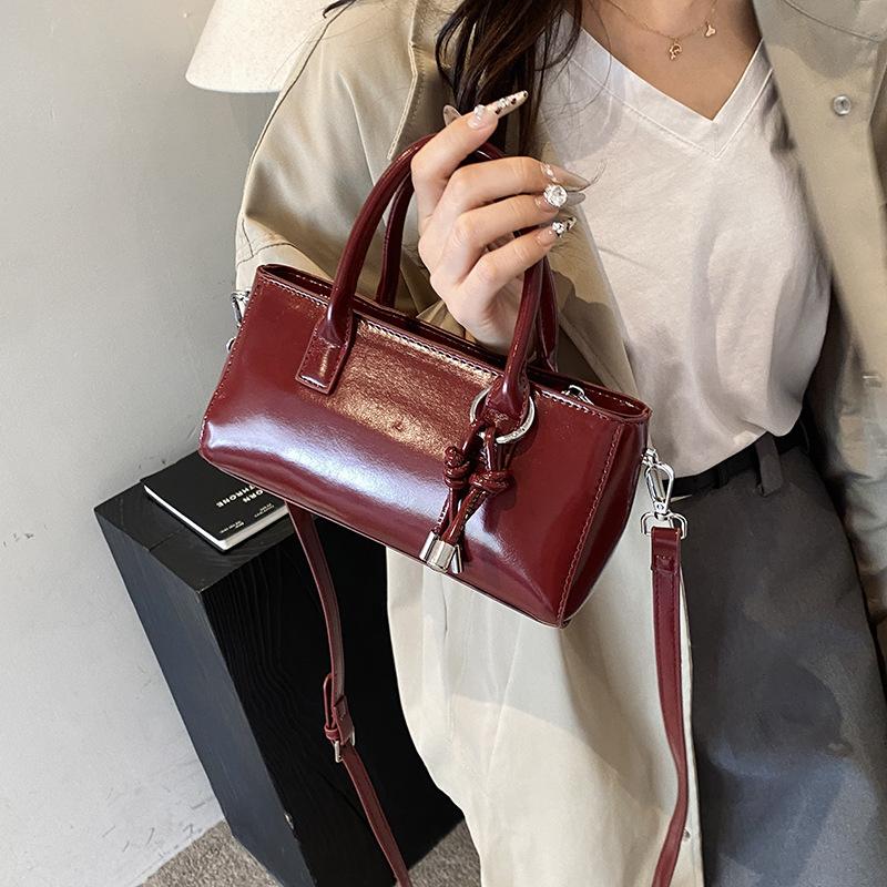 Сумки большой вместимости женские осенне-зимние универсальные 2025 новая модная сумка через плечо и мессенджер популярны в этом году. Портативные наволочки