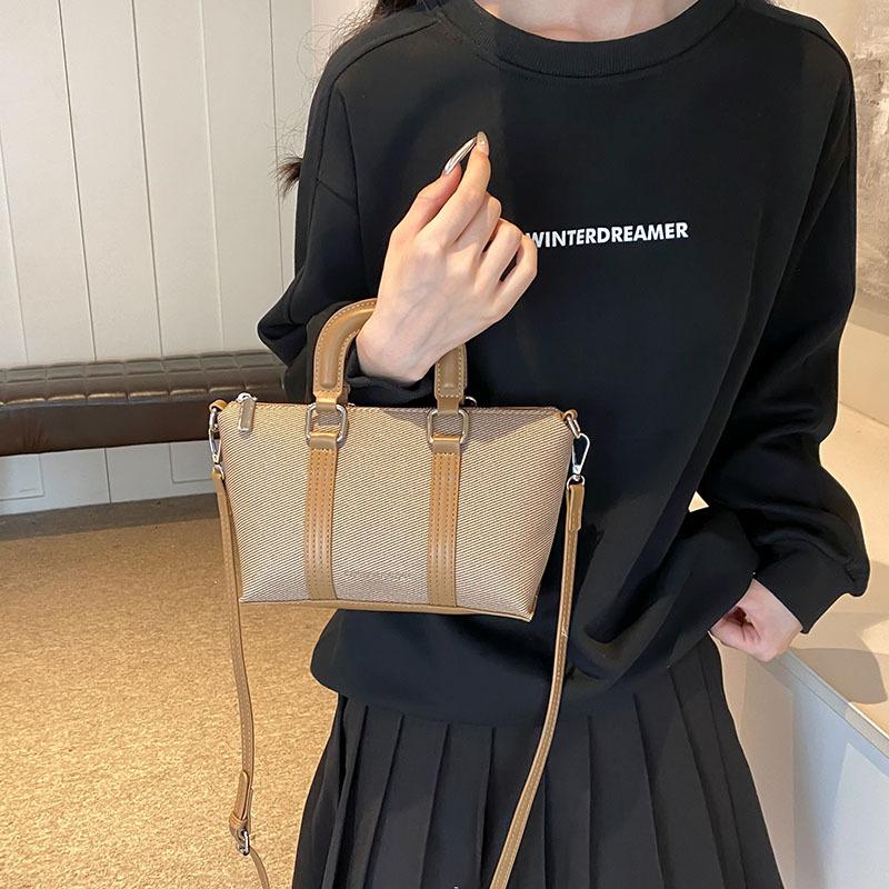 Популярная в этом году женская сумка большой вместимости 2025 новая модная текстурированная сумка через плечо летняя универсальная сумка-тоут для поездок на работу