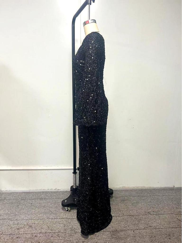 Вечернее платье с V-образным вырезом и рукавами-трубами, украшенное пайетками, 2025