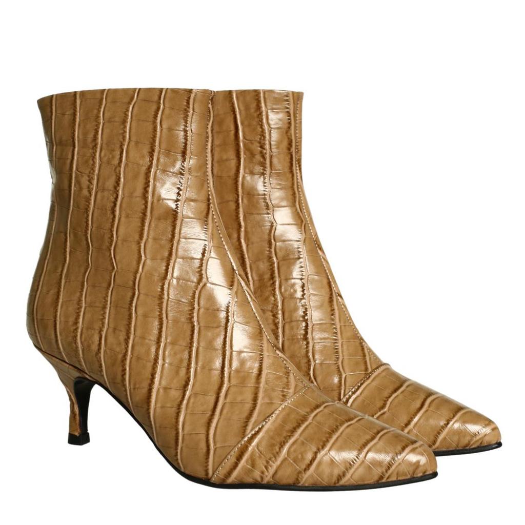 Женские зимние сапоги из натуральной кожи на низком каблуке