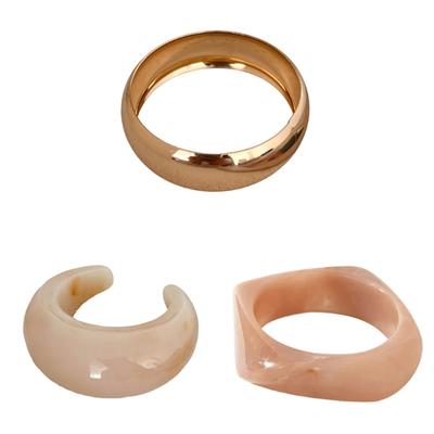 Браслет с геометрическим дизайном в элегантном цвете. Аксессуар для модных женщин, которые ищут уникальные стили и комфорт.