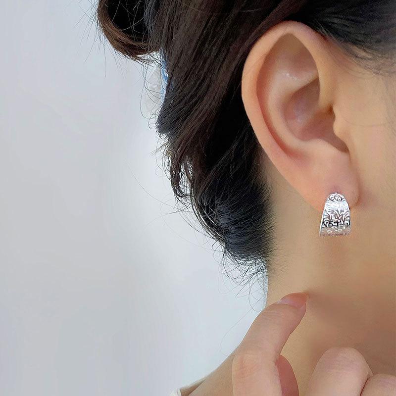 Серьги с широким лицом в форме буквы C Tang Grass Pattern Новые серьги с простым китайским узором Niche Design Sense