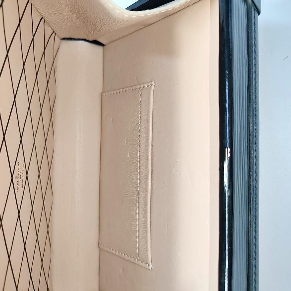 [Pre-Owned] Petite Malle Logo Hard Case Epi Leather Shoulder Crossbody Bag - Good #172DJQL