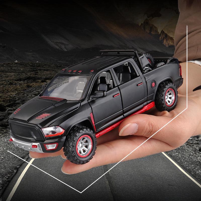 1:32 Модель пикапа Dodge Ram TRX — игрушечный автомобиль из сплава со звуком, светом и открывающейся назад дверью для детей