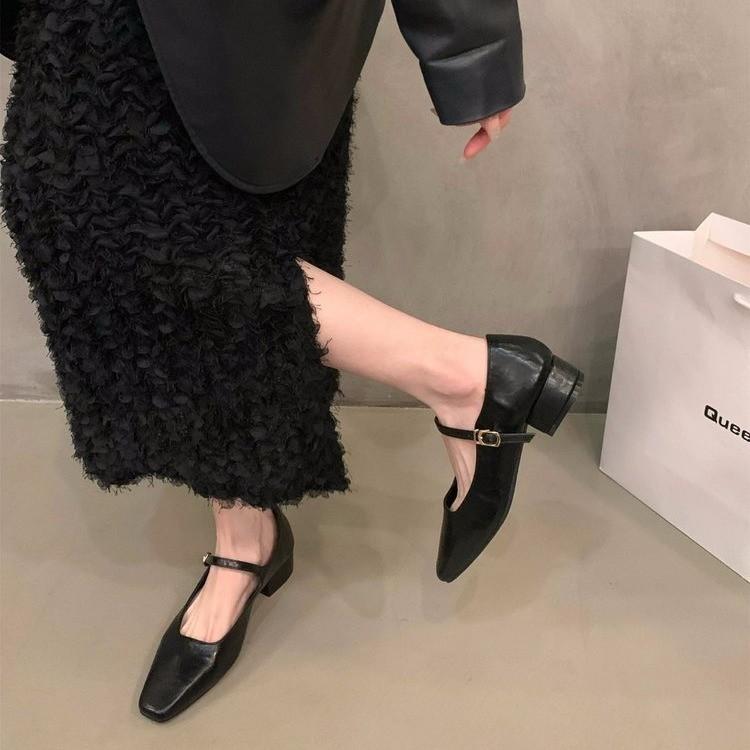 Туфли Мэри Джейн на толстом каблуке. Элегантные классические туфли в стиле ретро с квадратным носком. Удобные мягкие женские туфли на низком каблуке с неглубоким вырезом.