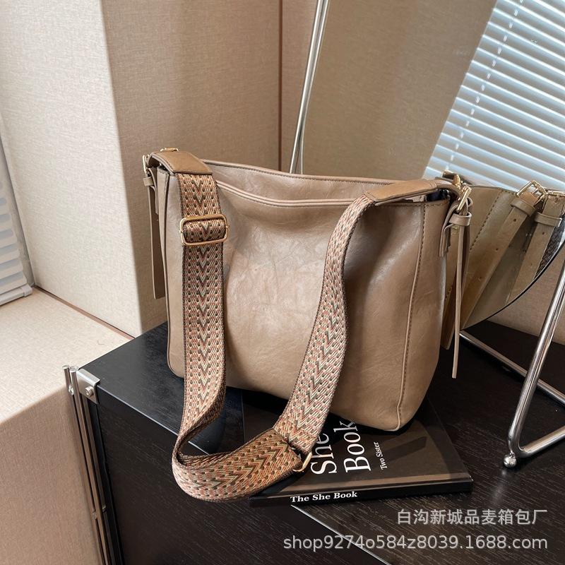 Retro Wide Shoulder Strap Small Bag Women's 2025 New Trendy Simple Temperament Shoulder Bag Popular Messenger Bucket Bag