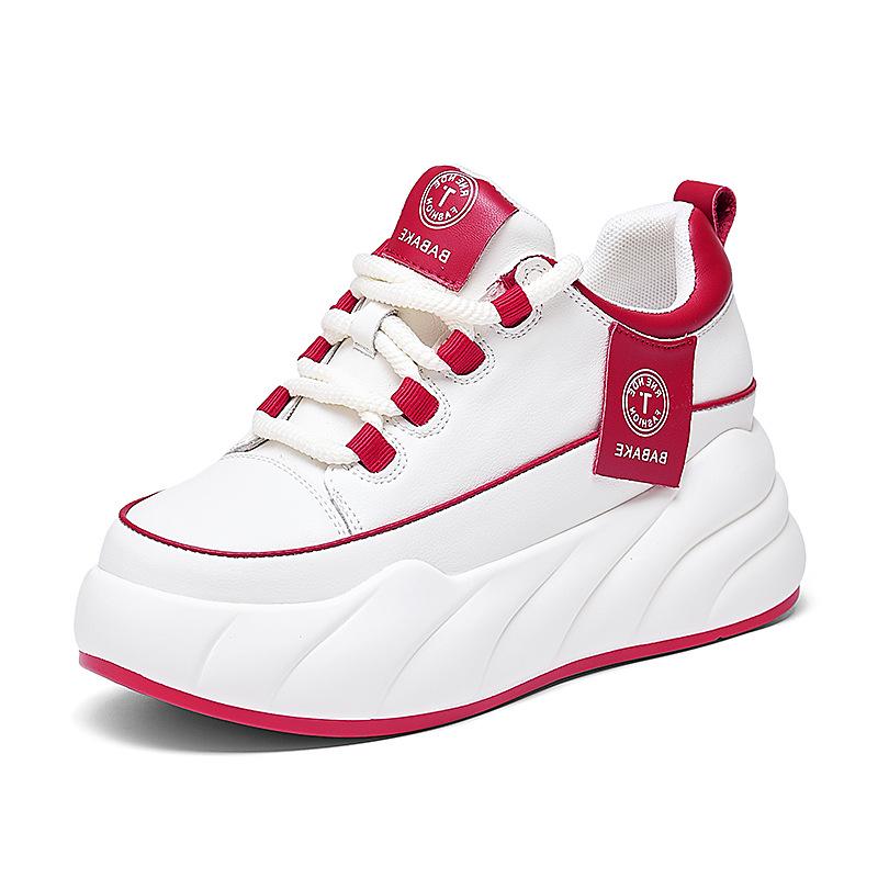 Женская повседневная обувь белого цвета на толстой подошве в корейском стиле 2024 года — визуально увеличивающая рост и модная