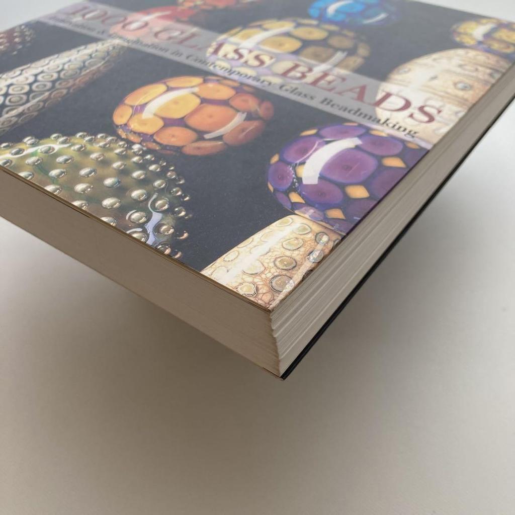 [ИСПОЛЬЗОВАННЫЕ] Иностранные книги: 1000 Стеклянных бусин: Инновации и воображение в современном изготовлении стеклянных бусин