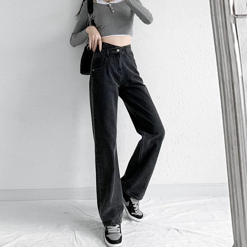Женские джинсы прямого кроя с высокой посадкой, нерегулярной драпировкой, широкими штанинами и косой пряжкой