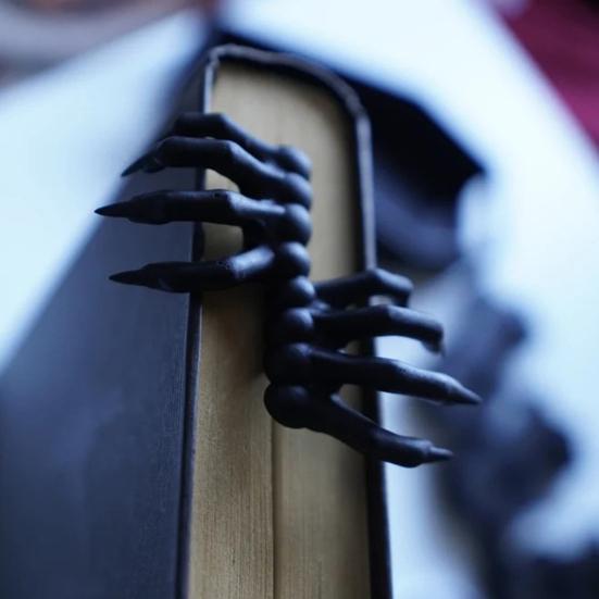 Закладка для книги «Рука дьявола на Хэллоуин» из жуткой смолы «Коготь демона» 3D-маркер для книги, украшение для рабочего стола, аксессуары для чтения, подарок на день рождения