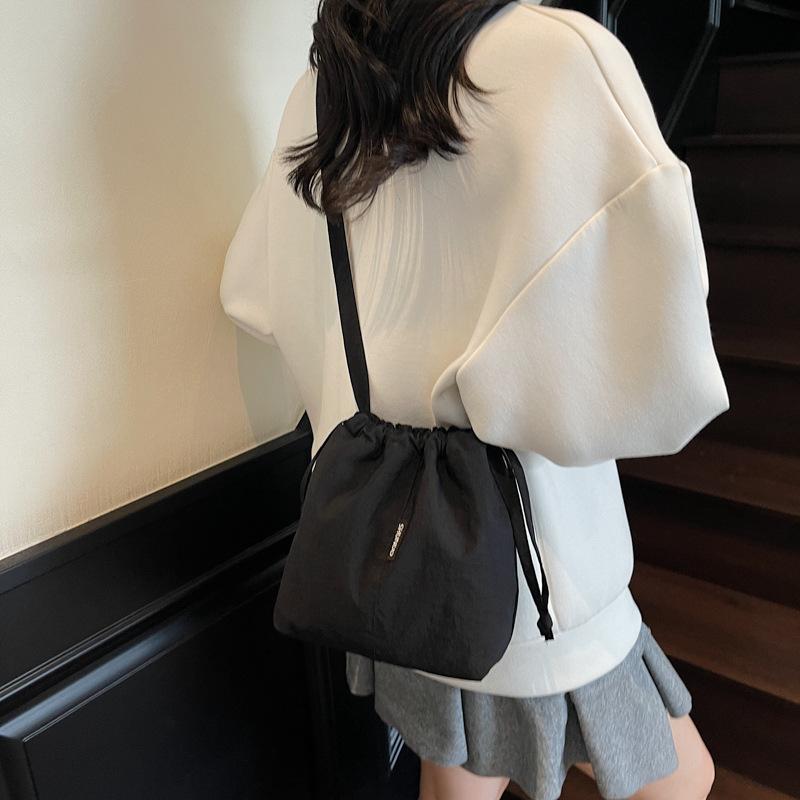 Summer Casual Drawstring Bundle Small Bag Men's and Women's Lightweight Messenger Bag Bright Sports Mobile Phone Bag Simple Bucket Bag