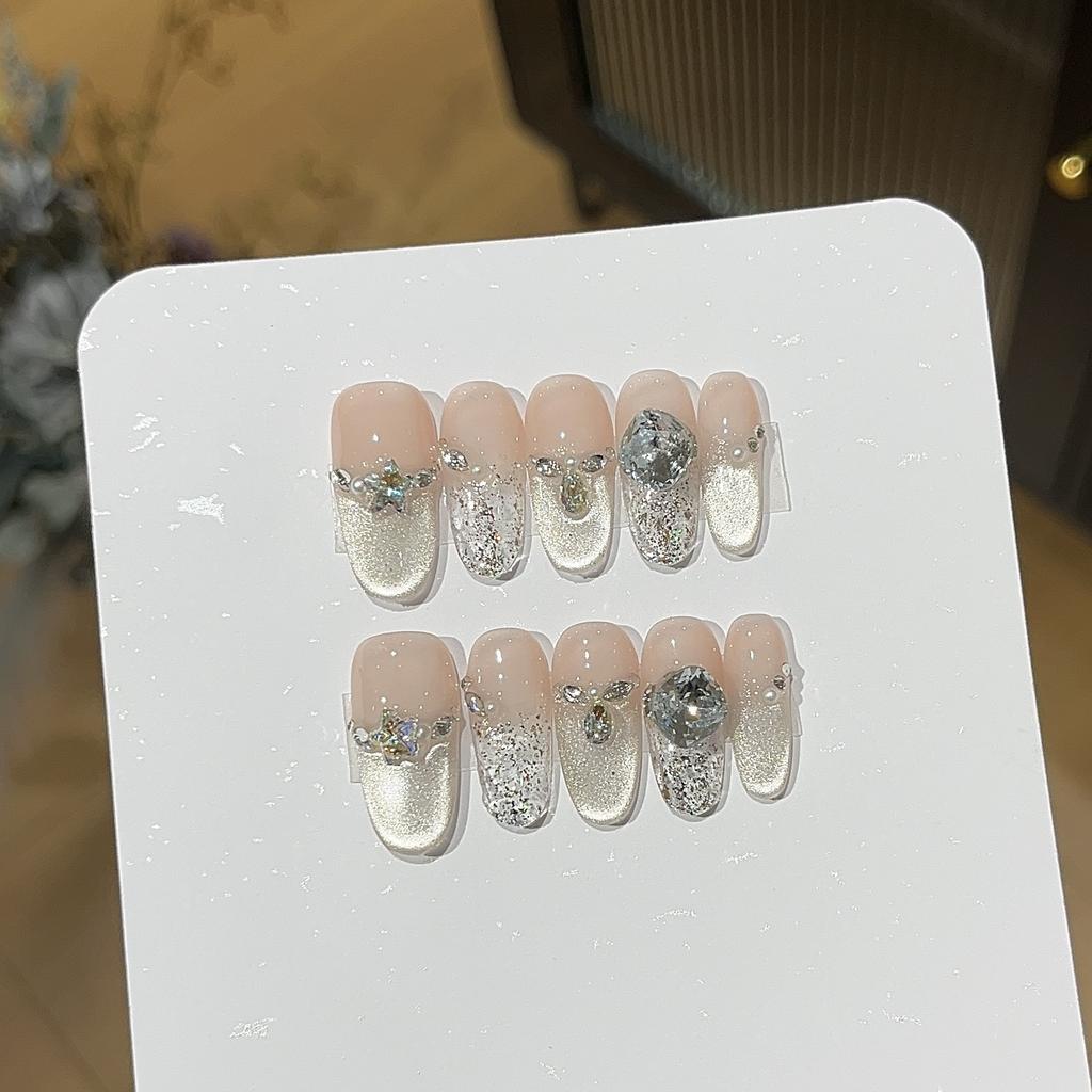 Луна садится, и галактика вспыхивает белым светом, цвета шампанского, кошачьи глаза, сверкающие блестки, бриллианты K9, темперамент, броня