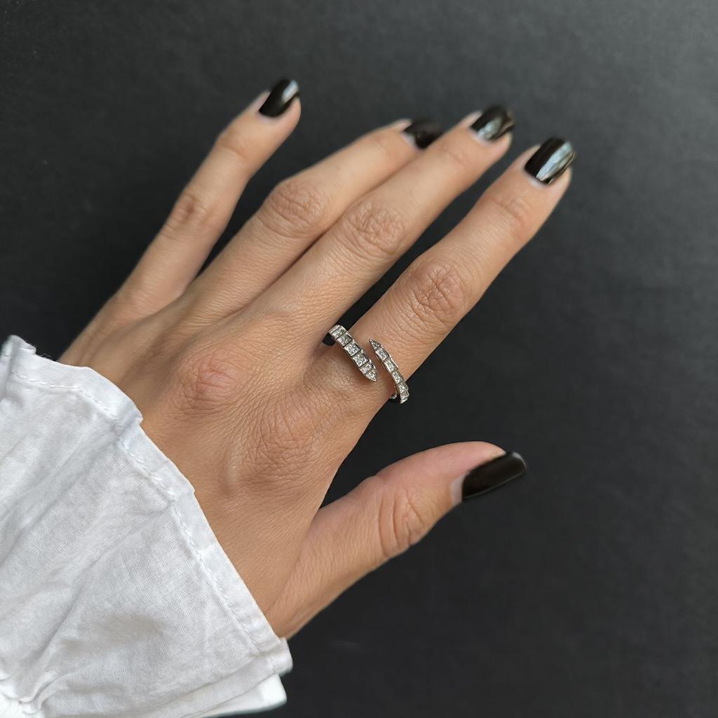 Серебряное кольцо с фианитами, вес изделия 2,55 гр (2190592)