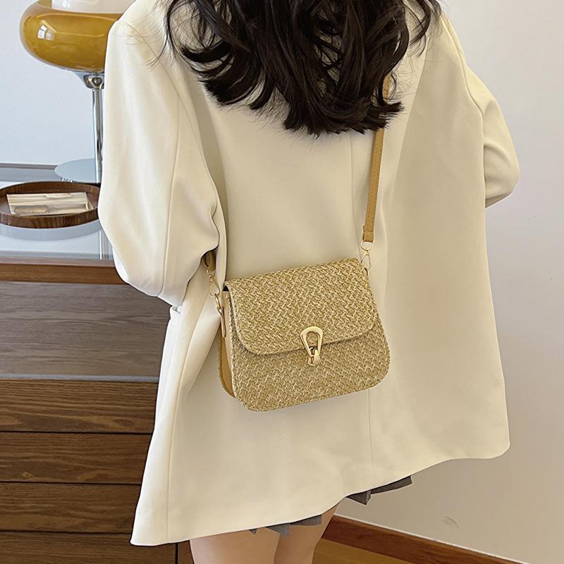 Модная плетеная маленькая сумка для женщин, новая модная сумка через плечо на одно плечо, персонализированная соломенная плетеная маленькая квадратная сумка с пряжкой-замком