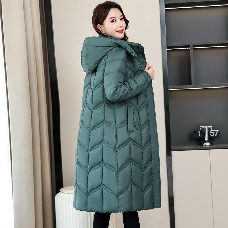 Одежда средней и большой длины. Зимняя съемная шапка. Куртка облегающего кроя для мам среднего возраста.