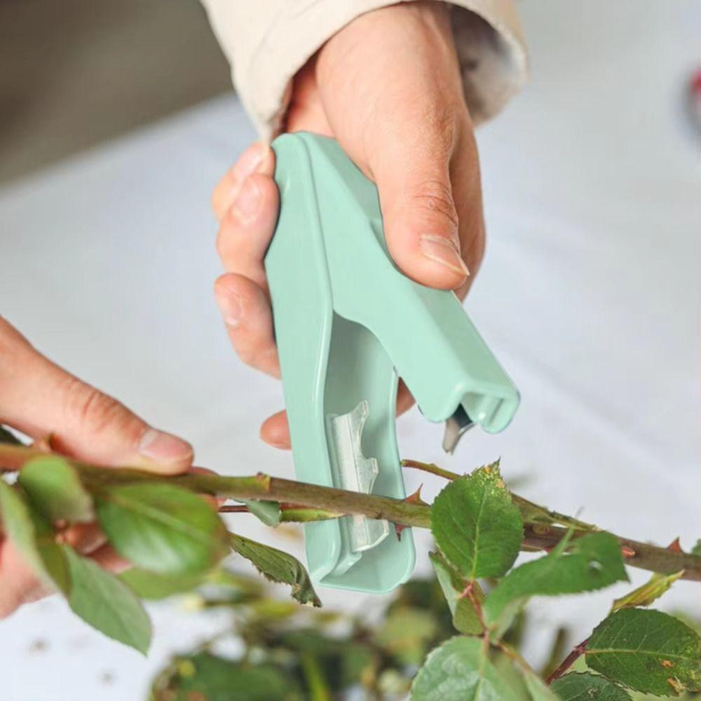 Инструмент для снятия шипов с пальцев и розеток с автоматической пряжкой