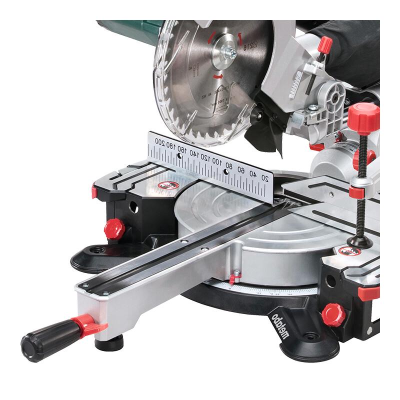 Торцовочная пила Metabo KGS 305 M с протяжкой, штекер CN (адаптер в комплекте)