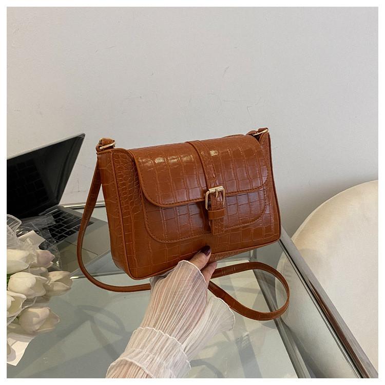 Трендовая женская сумка кроссбоди через плечо однотонного дизайна для уличной моды