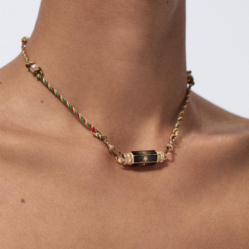 Радужное ожерелье с подвеской. Модное плетеное ожерелье с золотой отделкой и радужной подвеской для встреч.