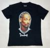 Dogg Supply от Snoop Dogg Графическая футболка Мужская Средняя Черная Музыка Рэп