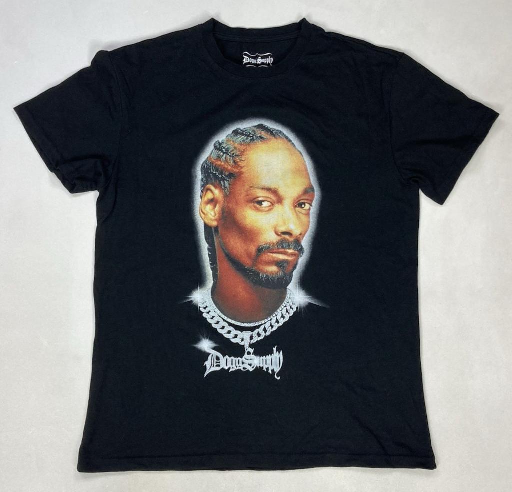 Dogg Supply от Snoop Dogg Графическая футболка Мужская Средняя Черная Музыка Рэп