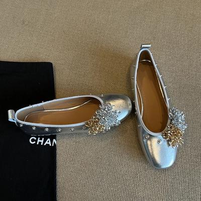 Версия из овчины~ Универсальные туфли Мэри Джейн с цветочными заклепками, на одном ремешке, с мелким вырезом, круглым носком и плоской подошвой, кожаные туфли-лодочки