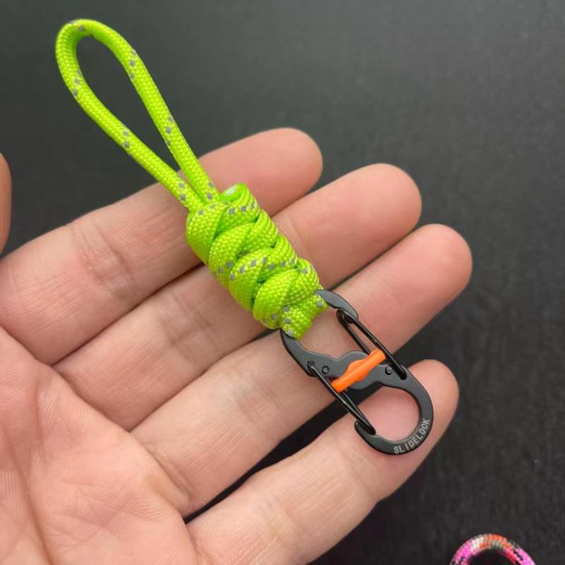 Компактный брелок-антивор из паракорда с запирающимся крючком и пряжкой «восьмерка» для использования на открытом воздухе