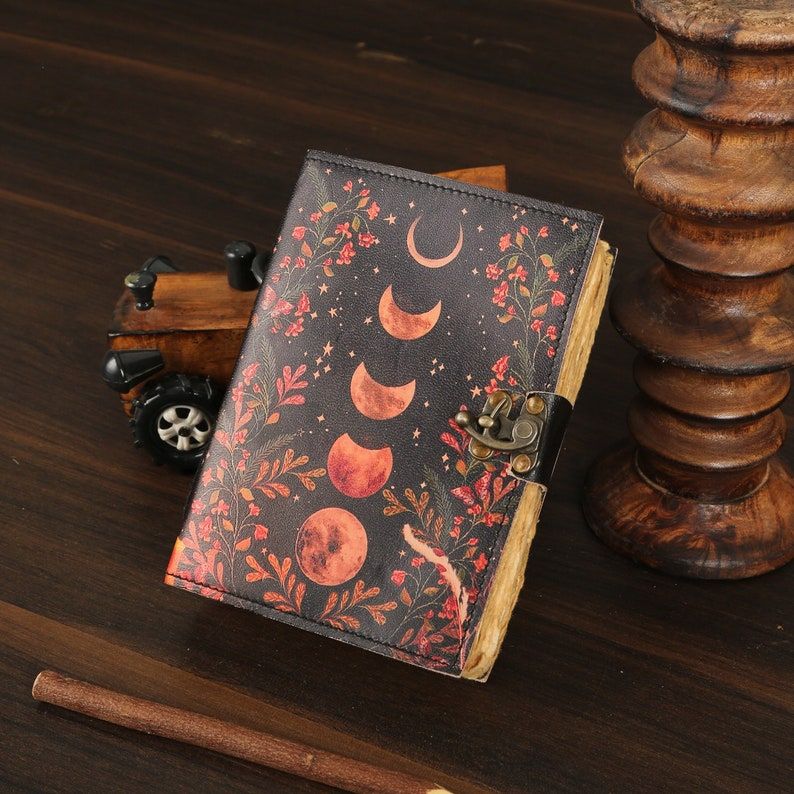Кожаный дневник Six Moon • Персонализированный блокнот ручной работы • Гримуар лунных фаз