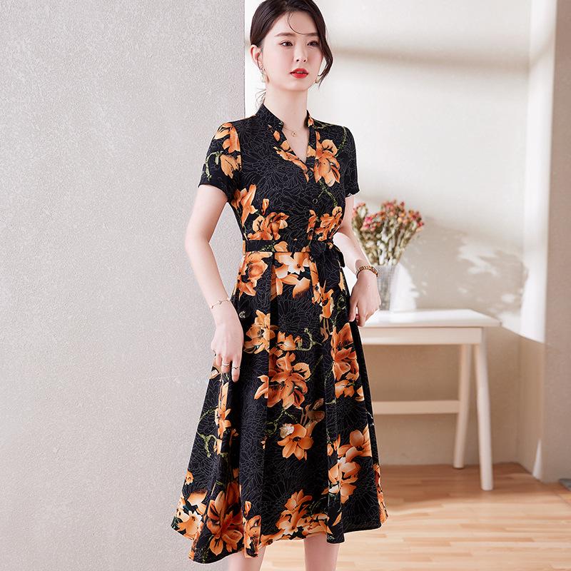 Летнее платье с цветочным принтом больших размеров - короткий рукав, подчеркнутая талия, тонкий фасон