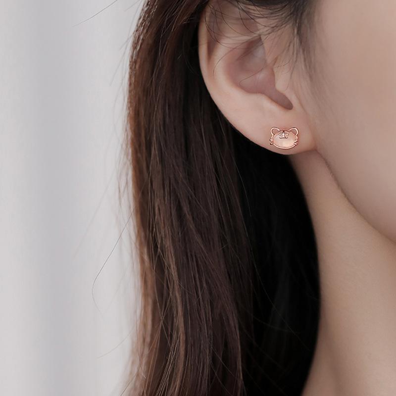 Серьги-гвоздики с опаловым тигром. Женские серьги с тигром по знаку зодиака. Серьги с тигром подходят для ношения.