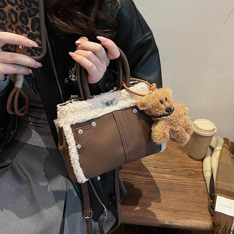 Осенне-зимняя ретро сумка-тоут из овечьей шерсти для женщин 2025 новая на плечо, сумка-мессенджер, высококачественная пушистая портативная сумка-ведро