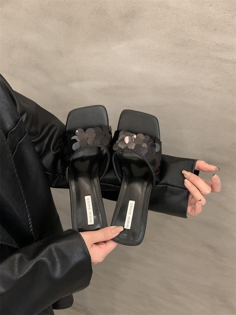 Летом 2024 года новые нишевые модные тапочки носят с тонкими каблуками и пайетками, босоножками на высоком каблуке и женскими туфлями.