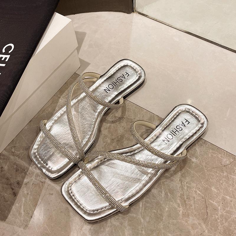 Тапочки женские летние для улицы Новогодние модные универсальные со стразами на плоской подошве пляжные прохладные тапочки