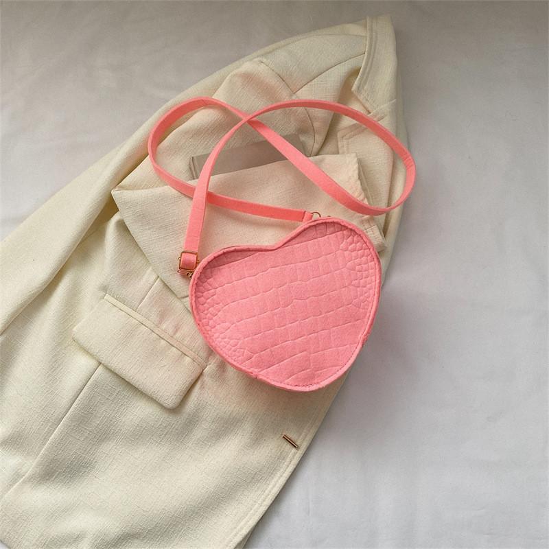 Trendy Minimalist Single Shoulder Bag For Women 2023 Summer New Heart Bag Street Fashion Medium Felt Bag