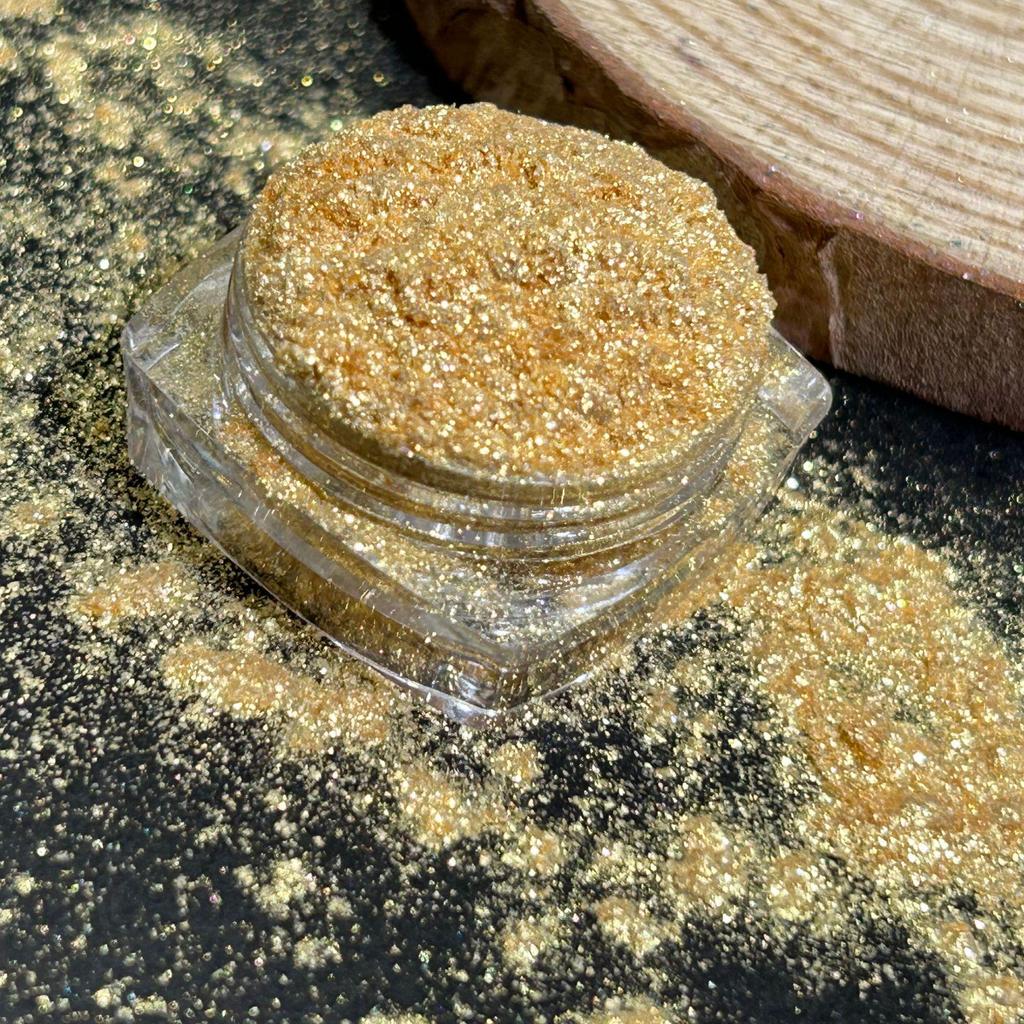 **Переливающийся серебристый блестящий хайлайтер и тени для век**