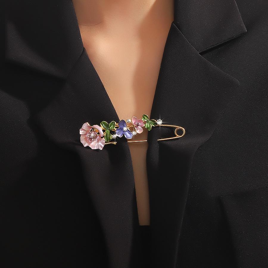 Elegant Flower Brooch with Oil-Drop Diamonds for Women - Versatile Pin for Clothing and Accessories