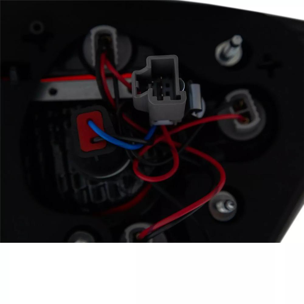 Задний фонарь правый внутренний галогенный с лампочкой для Chevrolet Traverse LS LT 2013-2017