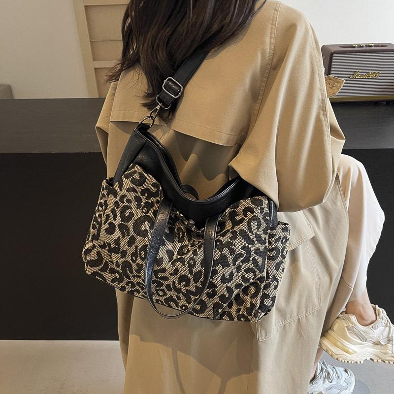 Сумка через плечо большой вместимости женская 2024 осень-зима новая трендовая корейская версия модная универсальная сумка с леопардовым принтом на одно плечо портативная сумка-тоут