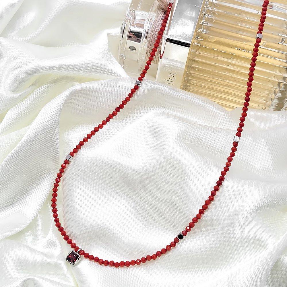 Тонкое коралловое ожерелье с драгоценными камнями