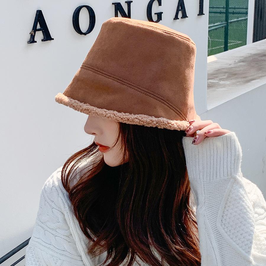 Осенне-зимняя женская рыбацкая шапка из замши и овечьей шерсти тонкая и универсальная, то же самое можно сказать и о теплой панаме.