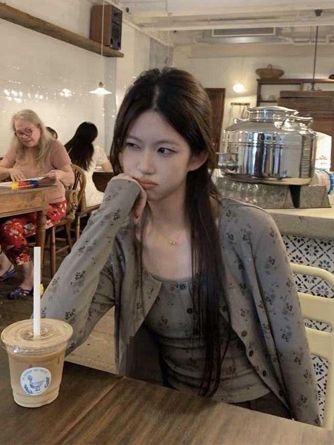 Корейский цветочный вязаный комплект из майки и кардигана для женщин - Приталенный, универсальный, осень 2025