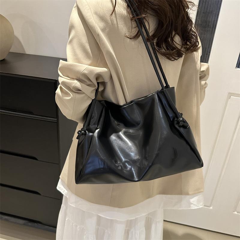 Нишевая простая сумка подмышкой большая женская 2024 новая темпераментная женская сумка через плечо мягкая поверхность сумка-тоут для поездок на работу