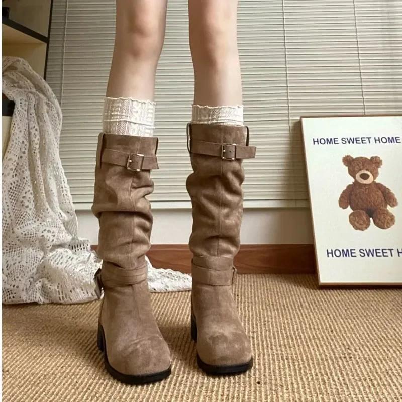 Зимние высококачественные женские высокие сапоги 2024 года, модные замшевые женские сапоги с круглым носком и средним каблуком, однотонные, с пряжкой