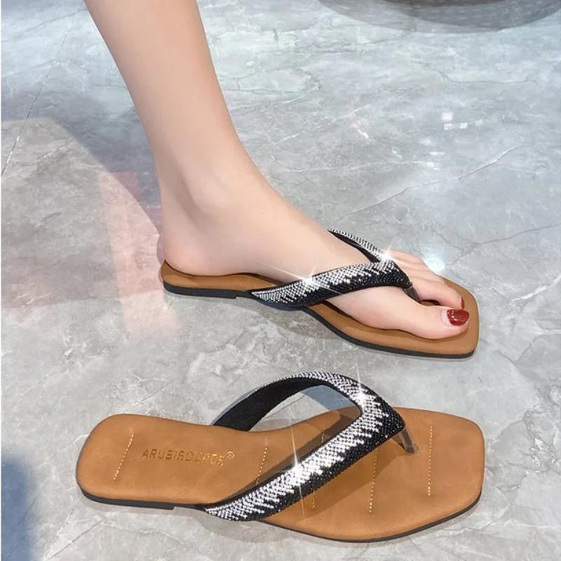 Женские тапочки на плоской подошве с застежкой на носок, женские роскошные шлепанцы с кристаллами, сандалии, лето 2024, модное платье, пляжные уличные шлепанцы, Zapatillas