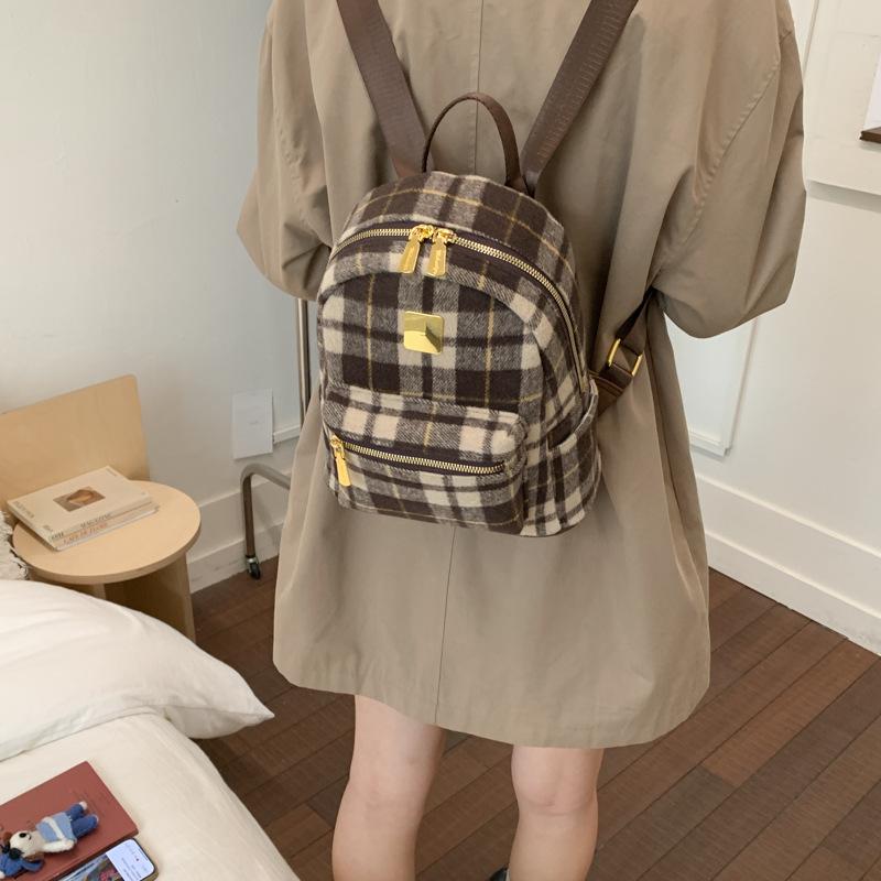 Осень и зима популярный шерстяной клетчатый рюкзак 2025 универсальный темперамент высокое чувство женский通勤 нишевый дизайн маленькая сумка