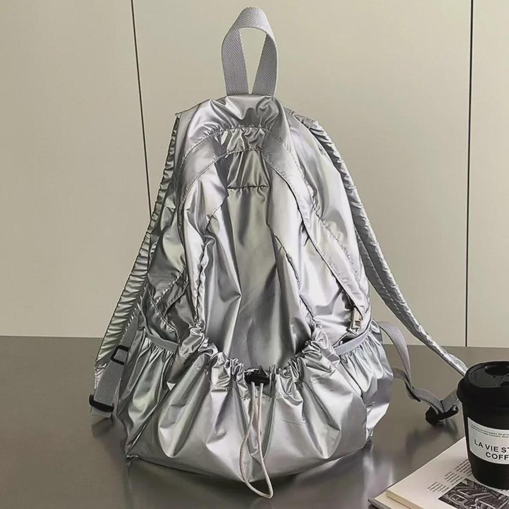 Рюкзак Silver Textured Drawstring Backpack 2024 года — большая вместимость, повседневный стиль, нишевый дизайн для женщин