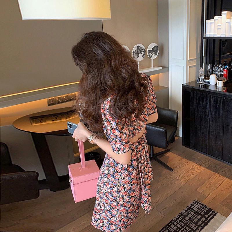 Платье А-силуэта с цветочным принтом в стиле ретро 2024 года: Тонкая, короткая, женственная талия