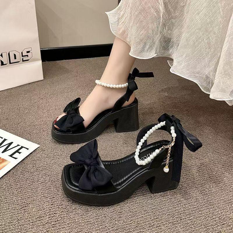 Французское красивое слово с босоножками на высоком каблуке женщины носят маленькие мужчины в юбках пляжные сандалии 2025 новое лето