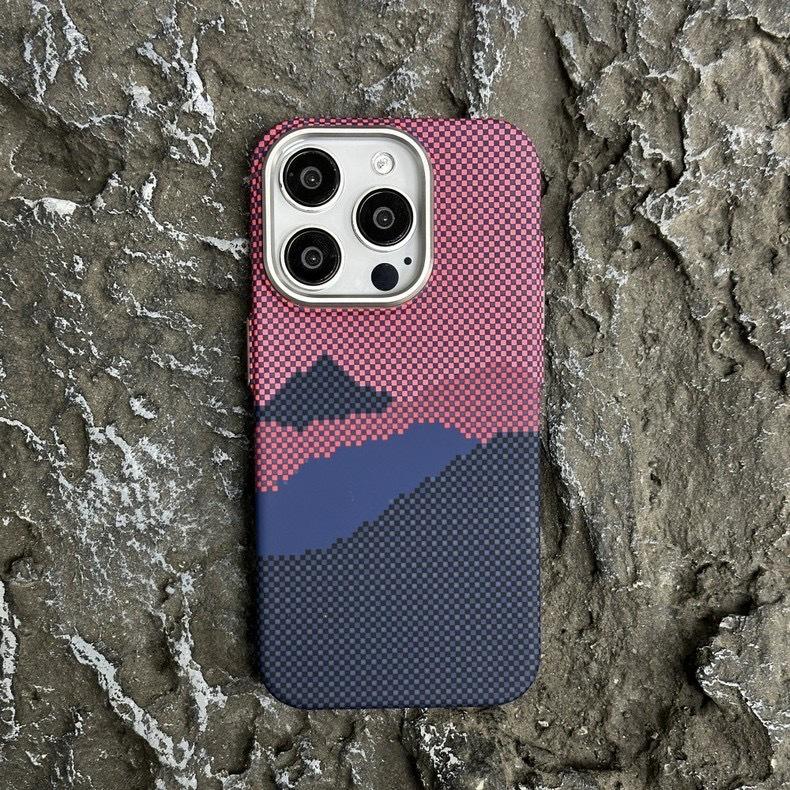 Светящийся чехол с текстурой кевлара для Apple 15 Pro Max и iPhone 14 - Дизайн «Гора и Звездная река»