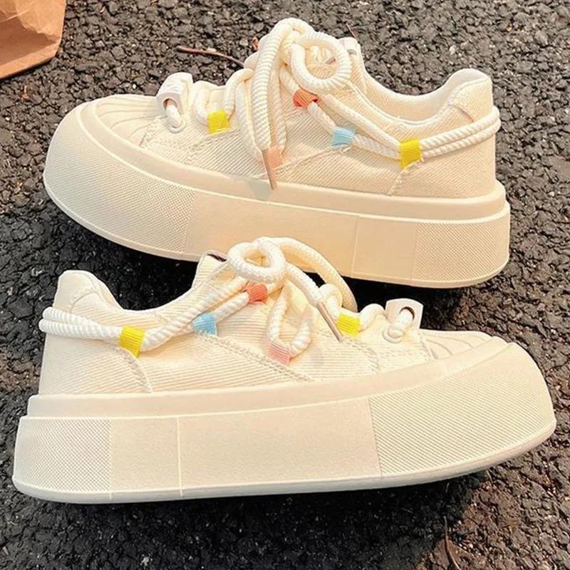 Модные повседневные кроссовки на платформе для женщин, летние новые дизайнерские дышащие парусиновые туфли для студентов, бежевые кружевные туфли для женщин